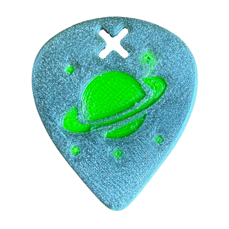 Blaues Plektrum mit Aussparung in X-Form. auf dem Plektrum ist ein Planet mit Saturnringen und 5 Sterne abgebildet in grün.